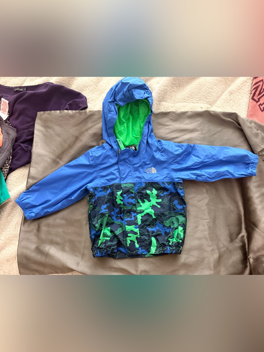 The North Face Blue & Green Camo Hooded Swim Jacket - Kids